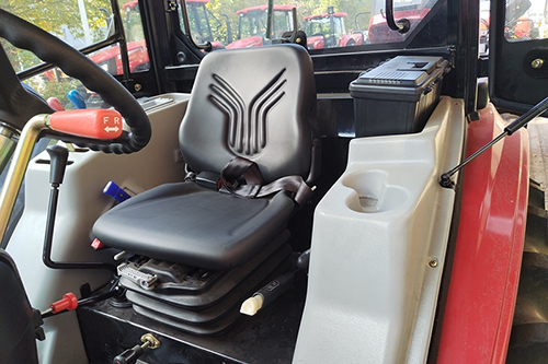 Interior berbahan plastik yang nyaman untuk pengoperasian