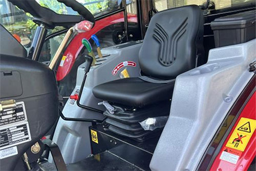 Interior traktor terbuat dari plastic rekayasa